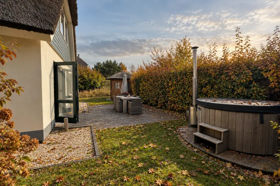Rustige herfsttuin met terras en hottub