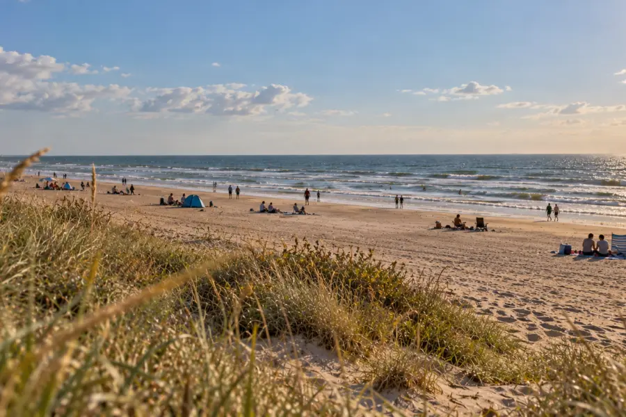 Zonnige zomerdag aan zee